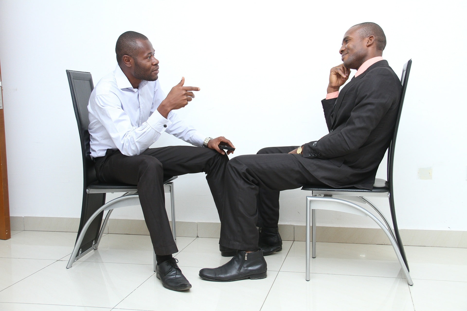 Kaksi miestä keskustelemassa työhaastattelussa