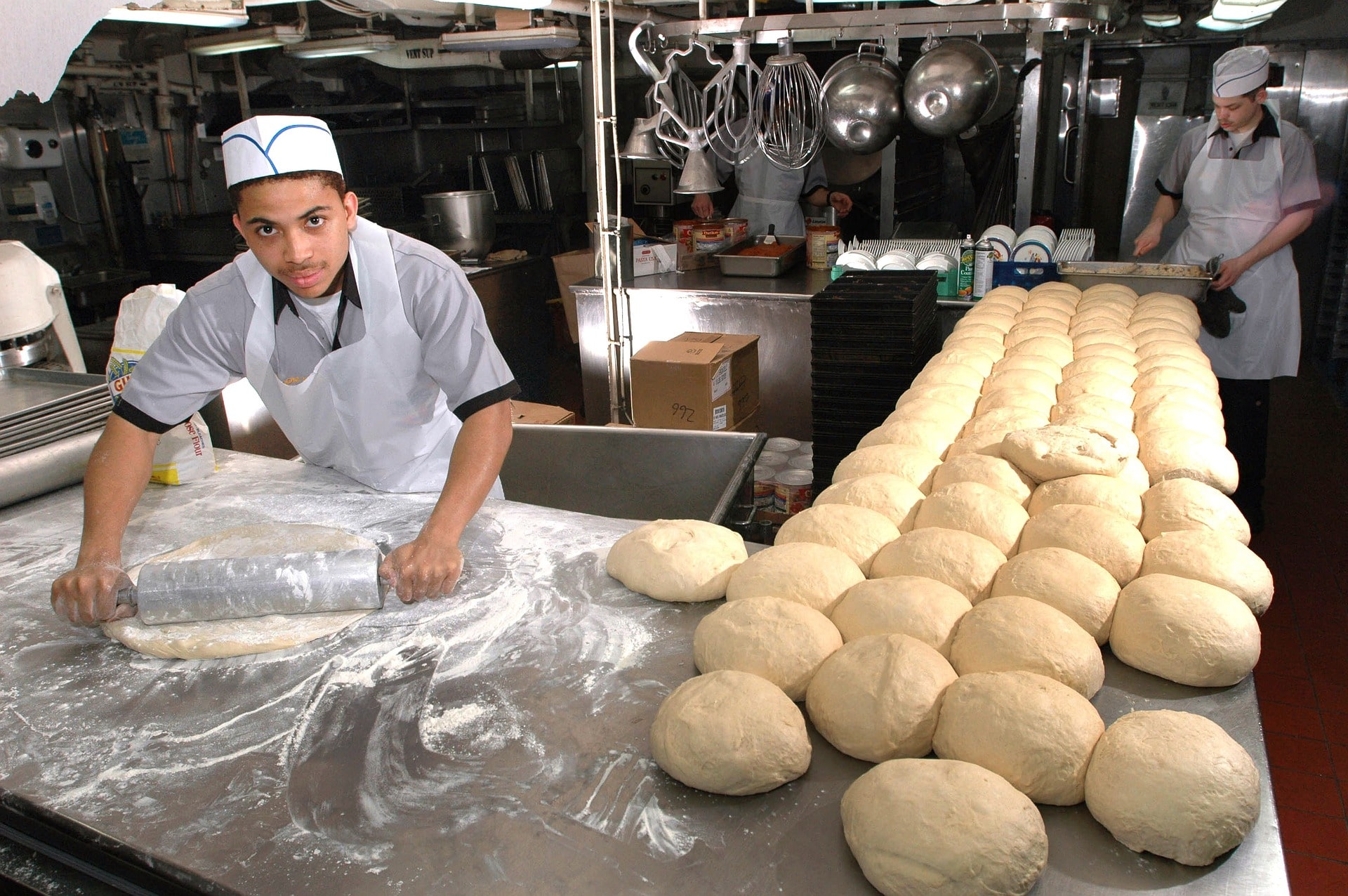 في صورة عمال مخبز في مكان عملهم