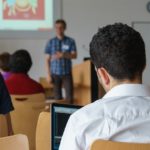Aikuisia kuuntelemassa seminaaria ja opiskelemassa
