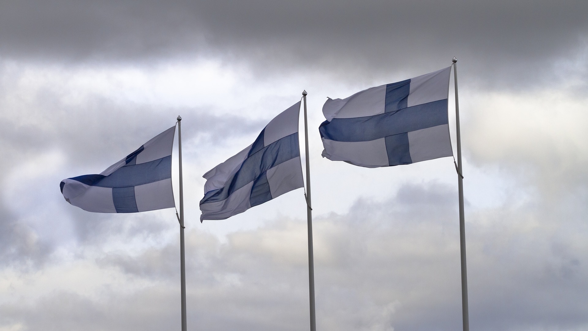 في الصورة ثلاثة أعلام فنلندية
