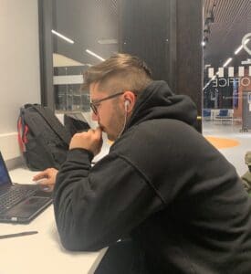 mies työskentelee tietokoneella