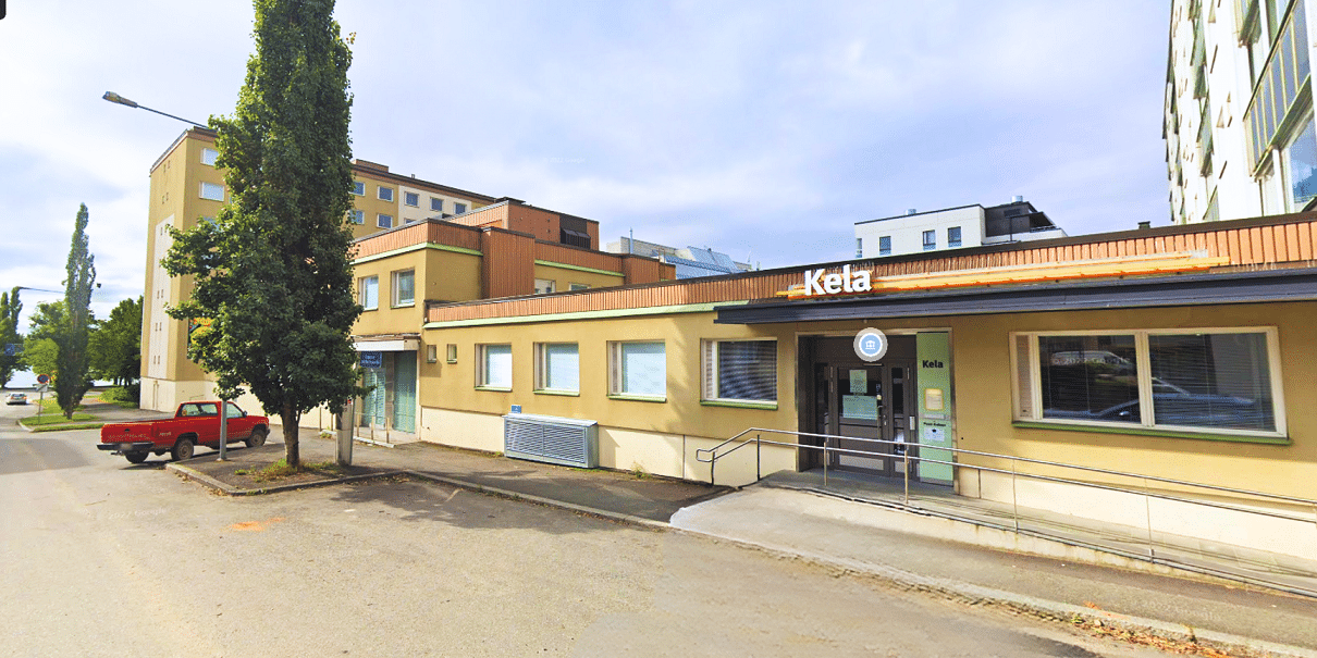 kuvassa Kelan toimisto Hämeenlinnassa, pääsyovi Rauhankadulta