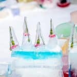 Jäästä tehtyjä värikkäitä taideteoksia ulkona.