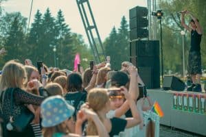 Nuoria yleisössä keikalla.