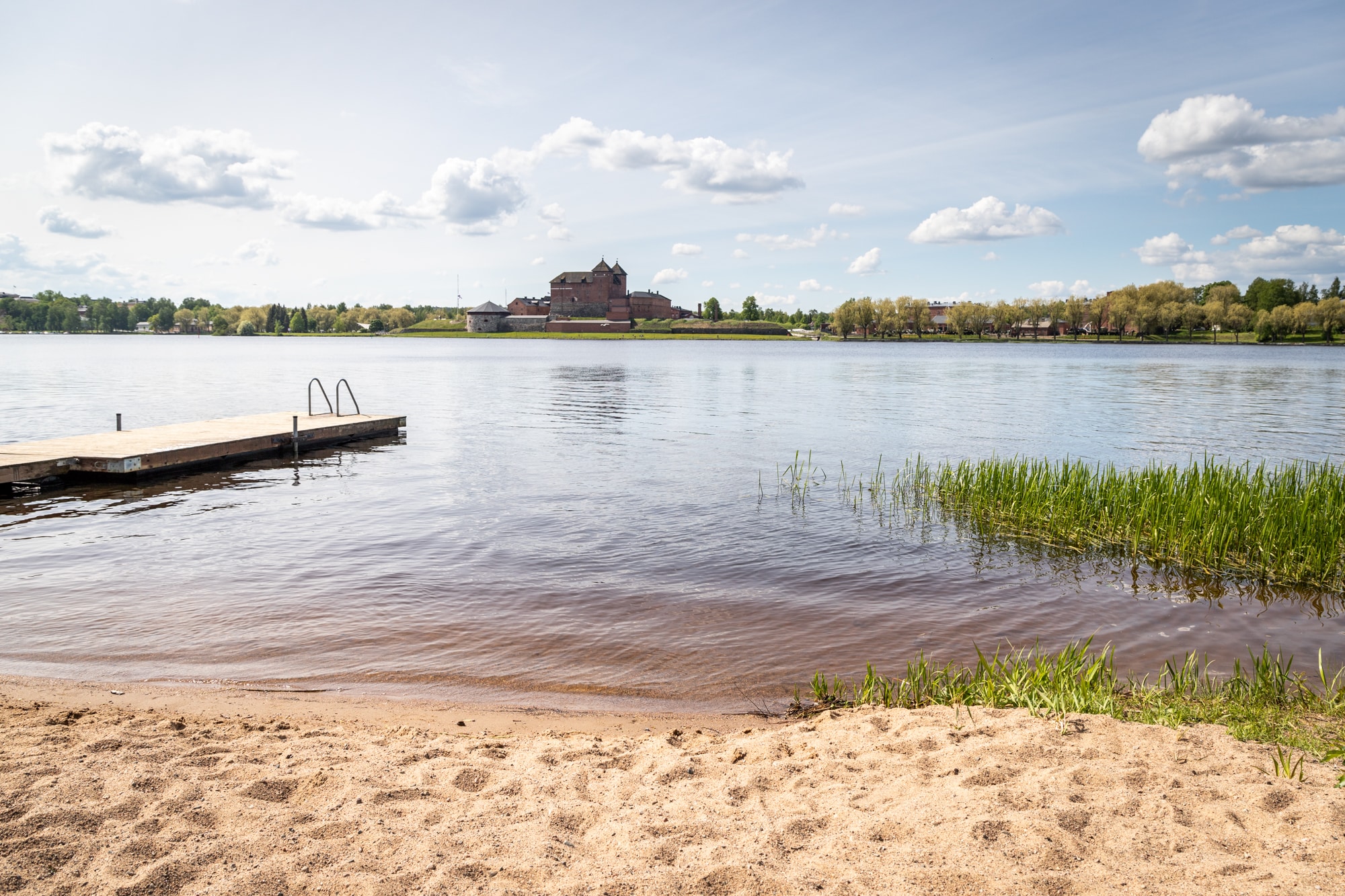 Sairion uimaranta Järvi ja hiekkarantaa. Taustalla linna.